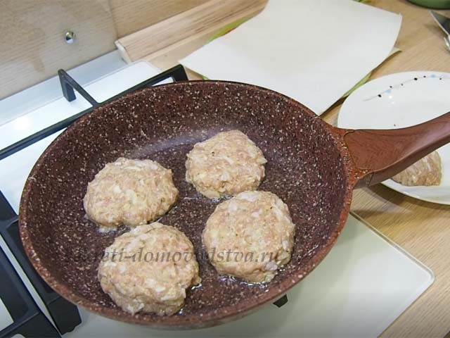 Курячі котлети з манкою з соковитого курячого фаршу — домашній рецепт