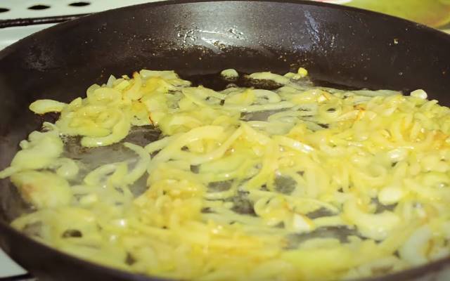 М’ясний рулет з фаршу — 6 рецептів з різними начинками