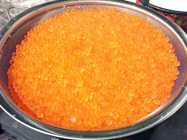 Як смачно посолити ікру горбуші в домашніх умовах — 6 швидких рецептів