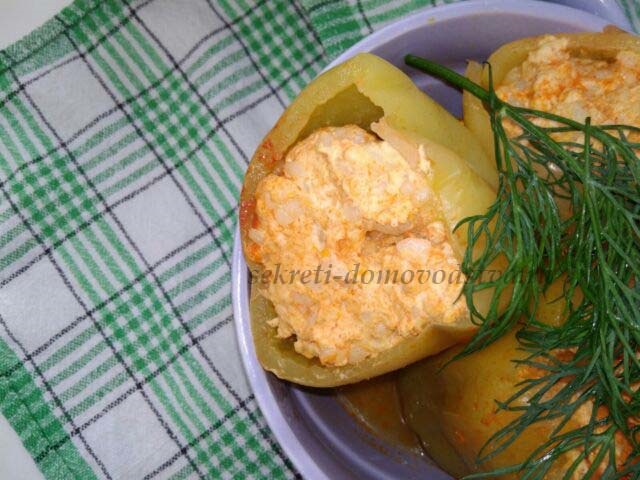 Перець, фарширований курячим фаршем і рисом