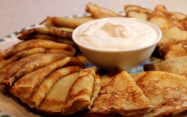 Млинці на сироватці — 8 рецептів дуже смачних млинців з дірочками