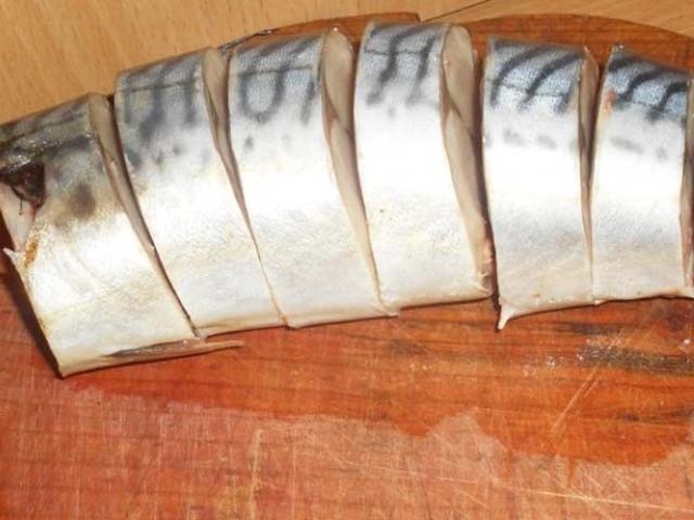 Скумбрія солона в домашніх умовах — 8 смачних рецептів