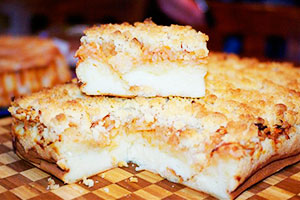 Шарлотка з сиром і яблуками: рецепти в духовці і мультиварці