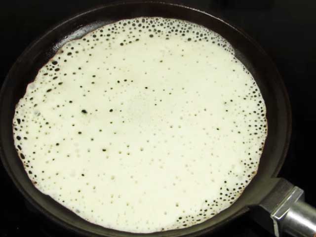 Млинці на молоці з дірочками тонкі і дуже смачні – 10 простих рецептів