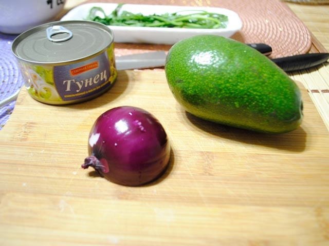 Салати з авокадо і консервованим тунцем — прості і смачні рецепти