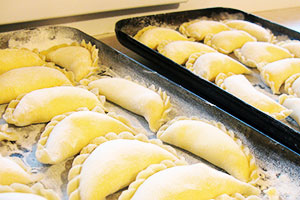 Заварне тісто для вареників (на окропі): варіанти та різні начинки