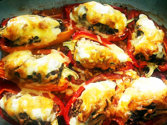 Перець фарширований м’ясом та рисом в духовці – рецепти з фото