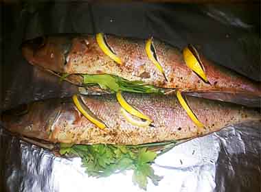 Риба запечена в духовці з овочами