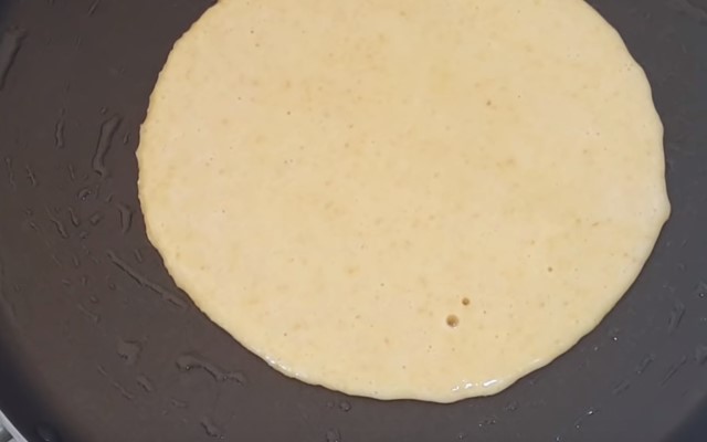 Млинці на сироватці — 8 рецептів дуже смачних млинців з дірочками