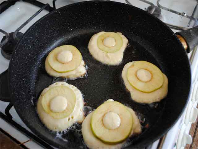 Пишні оладки на кефірі – 10 кращих і перевірених рецептів з фото і відео