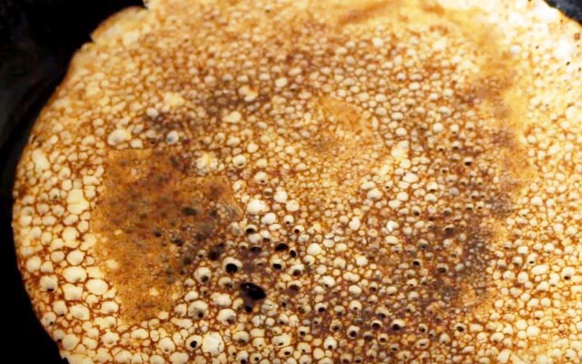 Млинці на сироватці — 8 рецептів дуже смачних млинців з дірочками