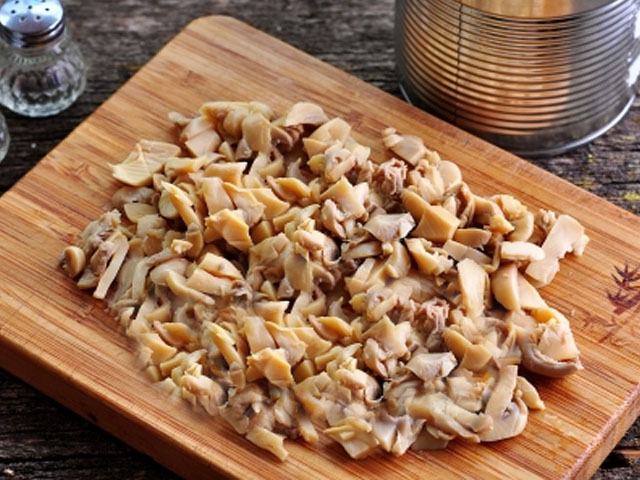 Салати з консервованих печериць: смачні рецепти, прості в приготуванні