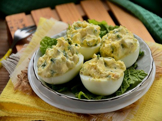 Яйця, фаршировані різними начинками. 12 простих і дуже смачних рецептів