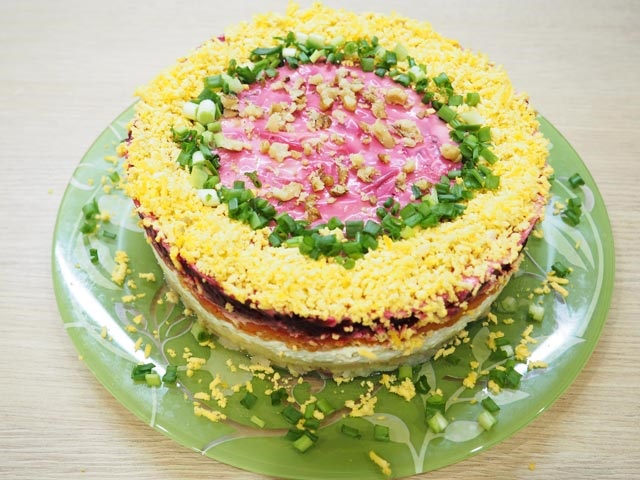 Салат Оселедець під шубою — 11 класичних рецептів з описом послідовності шарів