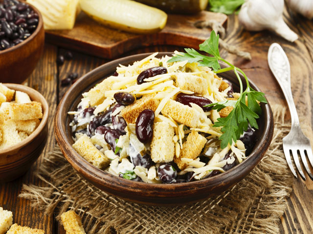 Салати з консервованих печериць: смачні рецепти, прості в приготуванні