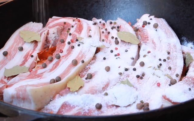 Сало, варене в лушпинні цибулі — 6 найсмачніших рецептів посолу