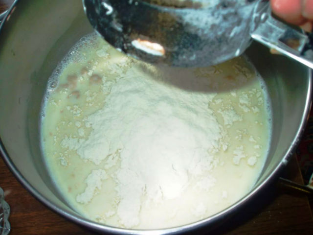 Оладки на молоці і дріжджах: пишні, повітряні й дуже смачні