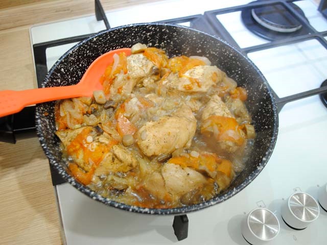 Курка тушкована на сковороді — 9 простих і смачних рецептів