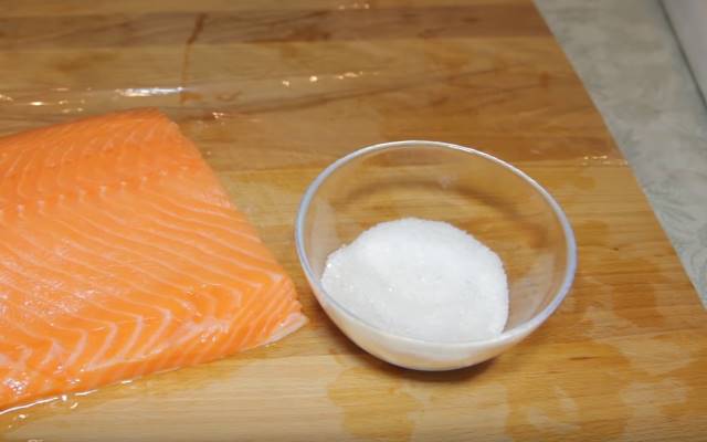 Сьомга, солона в домашніх умовах простими способами: солимо смачно і швидко