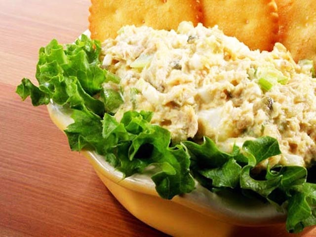 Салати з авокадо і консервованим тунцем — прості і смачні рецепти