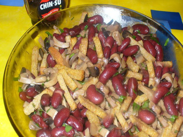 Салати з консервованих печериць: смачні рецепти, прості в приготуванні