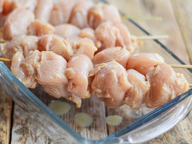 Шашлик з курки в духовці — 9 рецептів приготування на шпажках