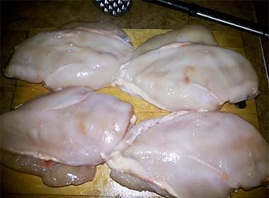 Куряче філе тушкувати на сковороді з грибами у вершковому соусі