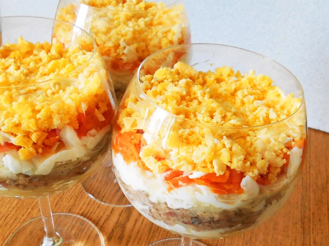 Салат Мімоза з рибними консервами — класичні покрокові рецепти