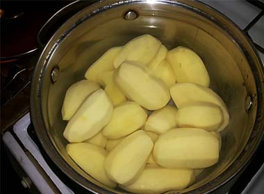 Куряче філе тушкувати на сковороді з грибами у вершковому соусі