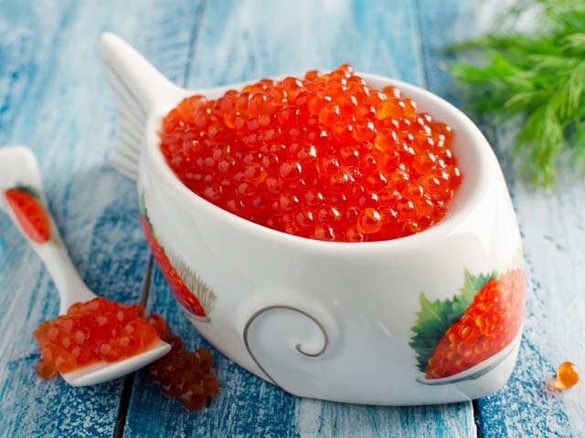 Як смачно посолити ікру горбуші в домашніх умовах — 6 швидких рецептів