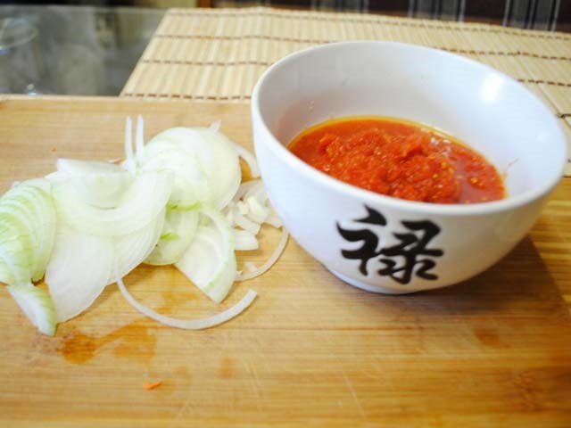 Курка тушкована на сковороді — 9 простих і смачних рецептів