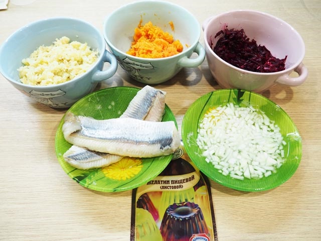 Салат Оселедець під шубою — 11 класичних рецептів з описом послідовності шарів