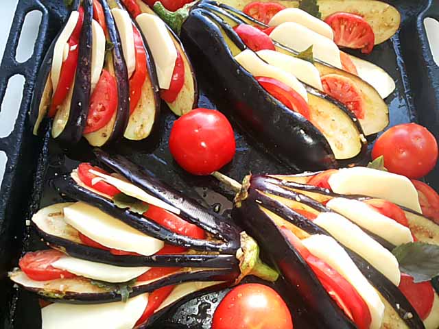 Баклажани запечені в духовці з сиром і помідорами. Віяло з баклажанів