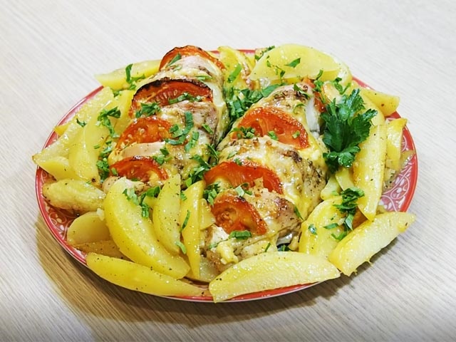 Курка з картоплею, запечена в рукаві в духовці — найсмачніший рецепт