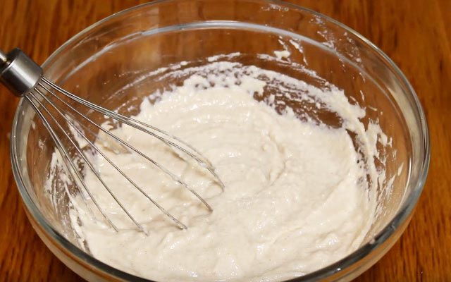 Млинці на сироватці — 8 рецептів дуже смачних млинців з дірочками