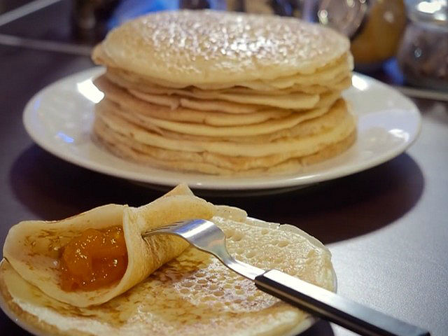 Дріжджові млинці на молоці — 8 покрокових рецептів