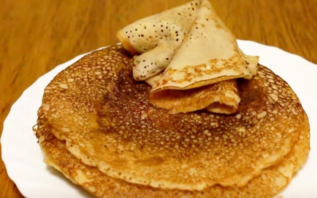 Млинці на сироватці — 8 рецептів дуже смачних млинців з дірочками