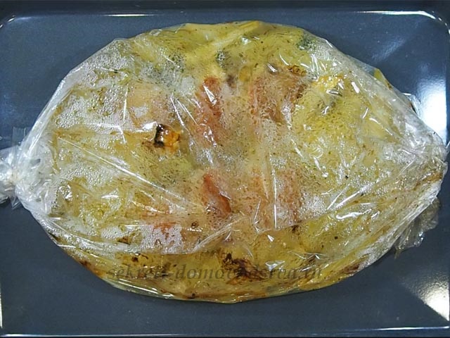 Курка з картоплею, запечена в рукаві в духовці — найсмачніший рецепт