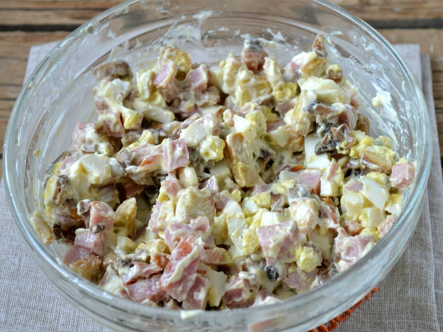 Салати з консервованих печериць: смачні рецепти, прості в приготуванні