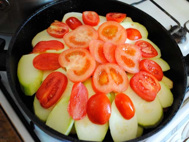 Курка тушкована на сковороді — 9 простих і смачних рецептів