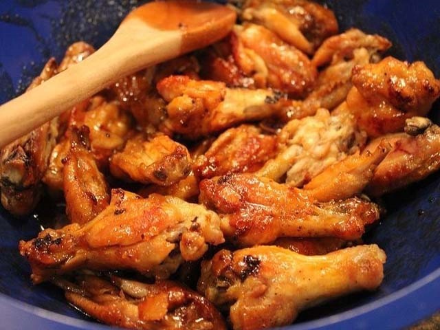 Курка тушкована на сковороді — 9 простих і смачних рецептів