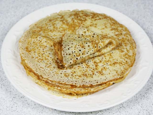 Млинці на молоці з дірочками тонкі і дуже смачні – 10 простих рецептів