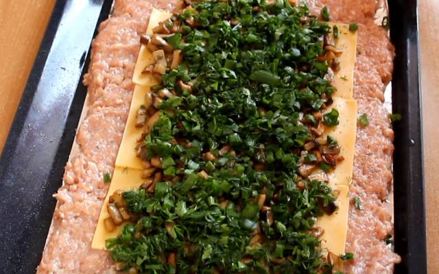 М’ясний рулет з фаршу — 6 рецептів з різними начинками