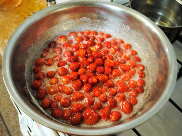 Густе варення з полуниць на зиму з цілими ягодами