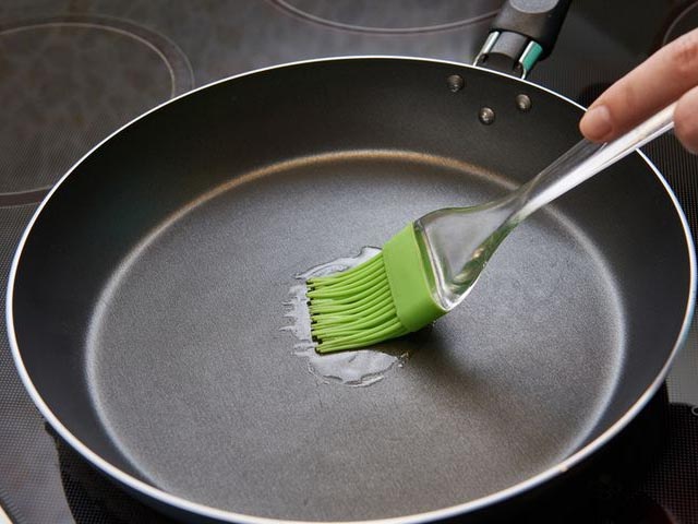 Млинці на молоці – 20 найсмачніших покрокових рецептів з фото і відео