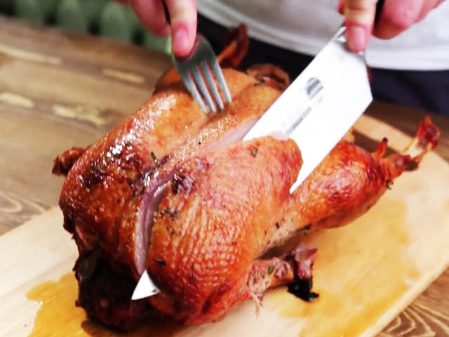 Качка з яблуками в духовці – 4 покрокових рецепти з фото