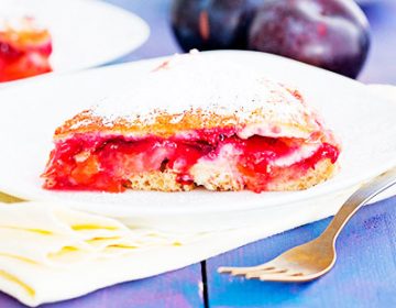 Шарлотка зі сливами: смачні рецепти