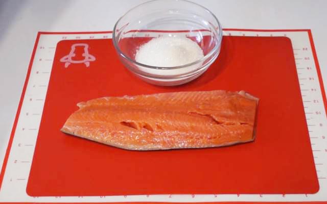 Сьомга, солона в домашніх умовах простими способами: солимо смачно і швидко