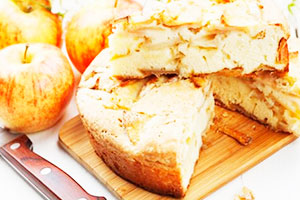 Шарлотка на кефірі з яблуками: класичний рецепт і його варіації