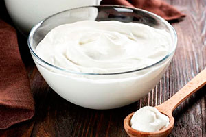 Шарлотка на сметані з яблуками: класичний рецепт